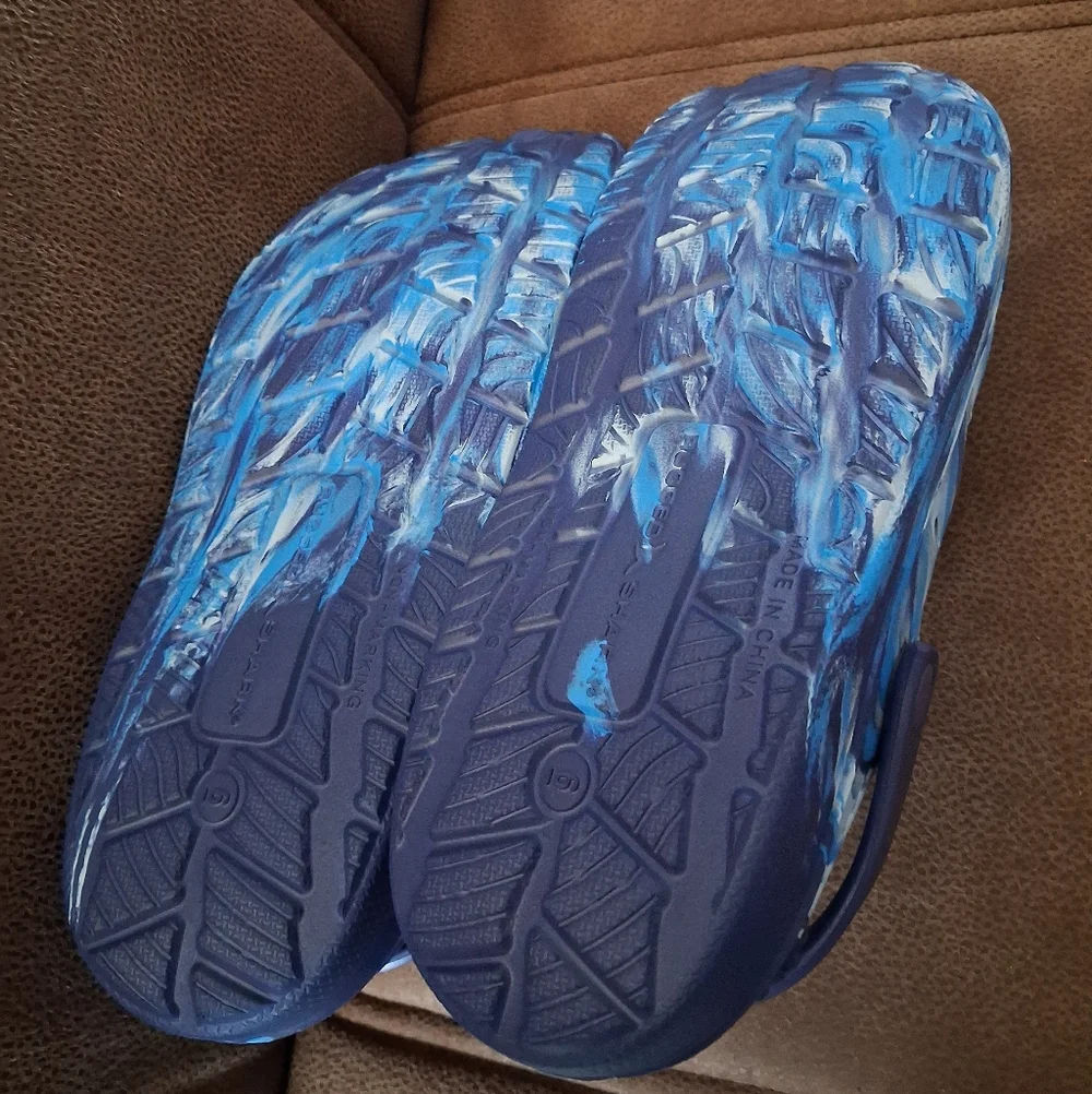 Rugged Shark Kids' Blue Tie Dye Slip-On Clogs with Fleece Lining Size 6